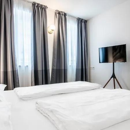 Cooper L Tivoli Apartment *