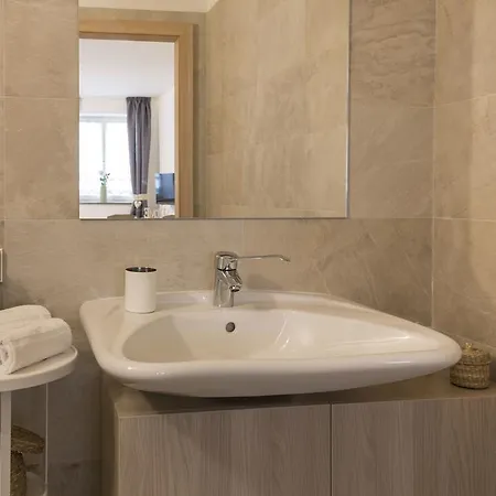 Cooper L Tivoli Apartman *