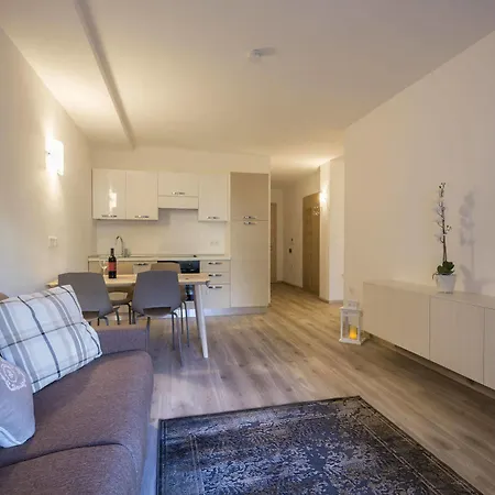 Cooper L Tivoli Apartman *