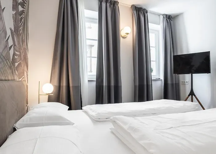 Cooper L Tivoli Apartment *